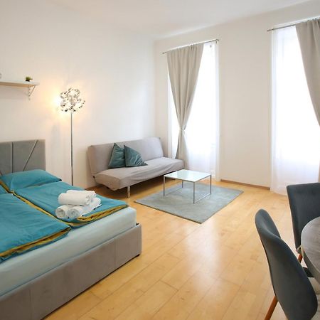 Downtown Bliss Modern Retreat With Free Parking And Fast Internet 600 Mbits Apartment Vienna Exterior photo