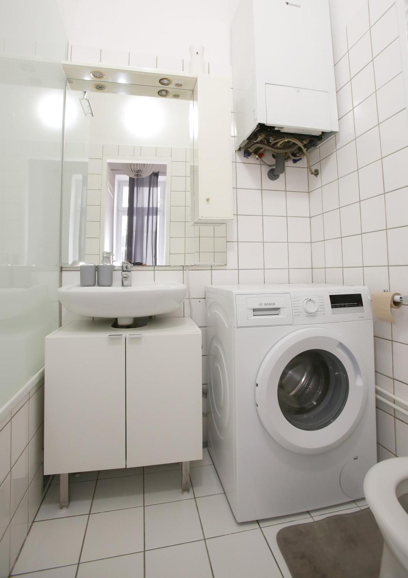 Downtown Bliss Modern Retreat With Free Parking And Fast Internet 600 Mbits Apartment Vienna Exterior photo